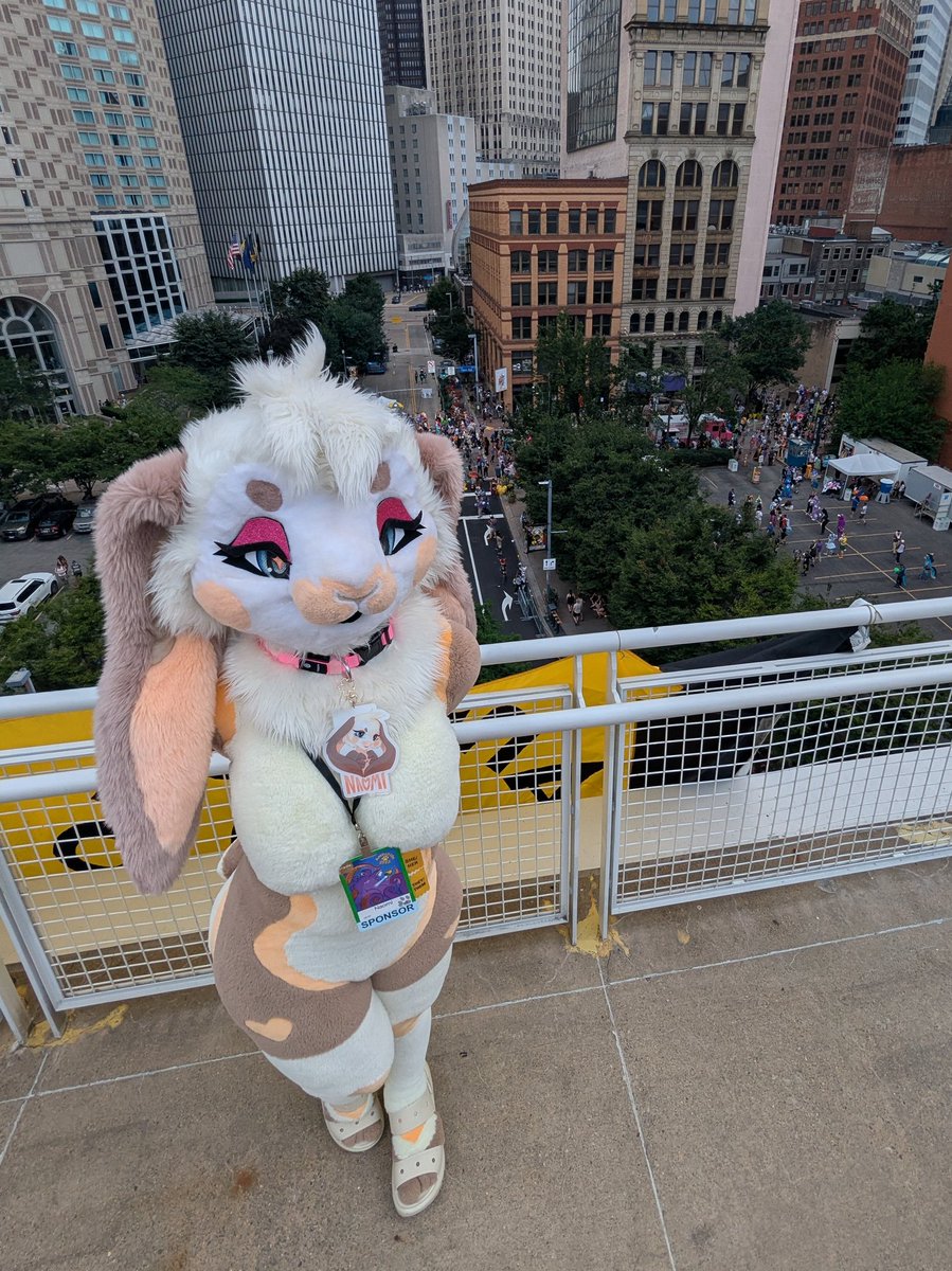 I'm on my way home, but I had an *AMAZING* time at #Anthrocon this year!!! 💖

I'm very flattered by all the love from everyone at the con!! 🥹 I'm excited to share highlights from AC with y'all, and I really *really* look forward to seeing everybun again at the next con!!! 🥰