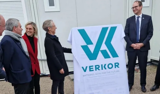 DocuVerite's tweet image. Les gigafactories françaises devaient incarner le retour de la grandeur industrielle. Mais à quelques mois des premières livraisons promises, le vernis commence à se craqueler de toutes parts: démissions, retards, défauts techniques, stratégies technologiques douteuses… la…