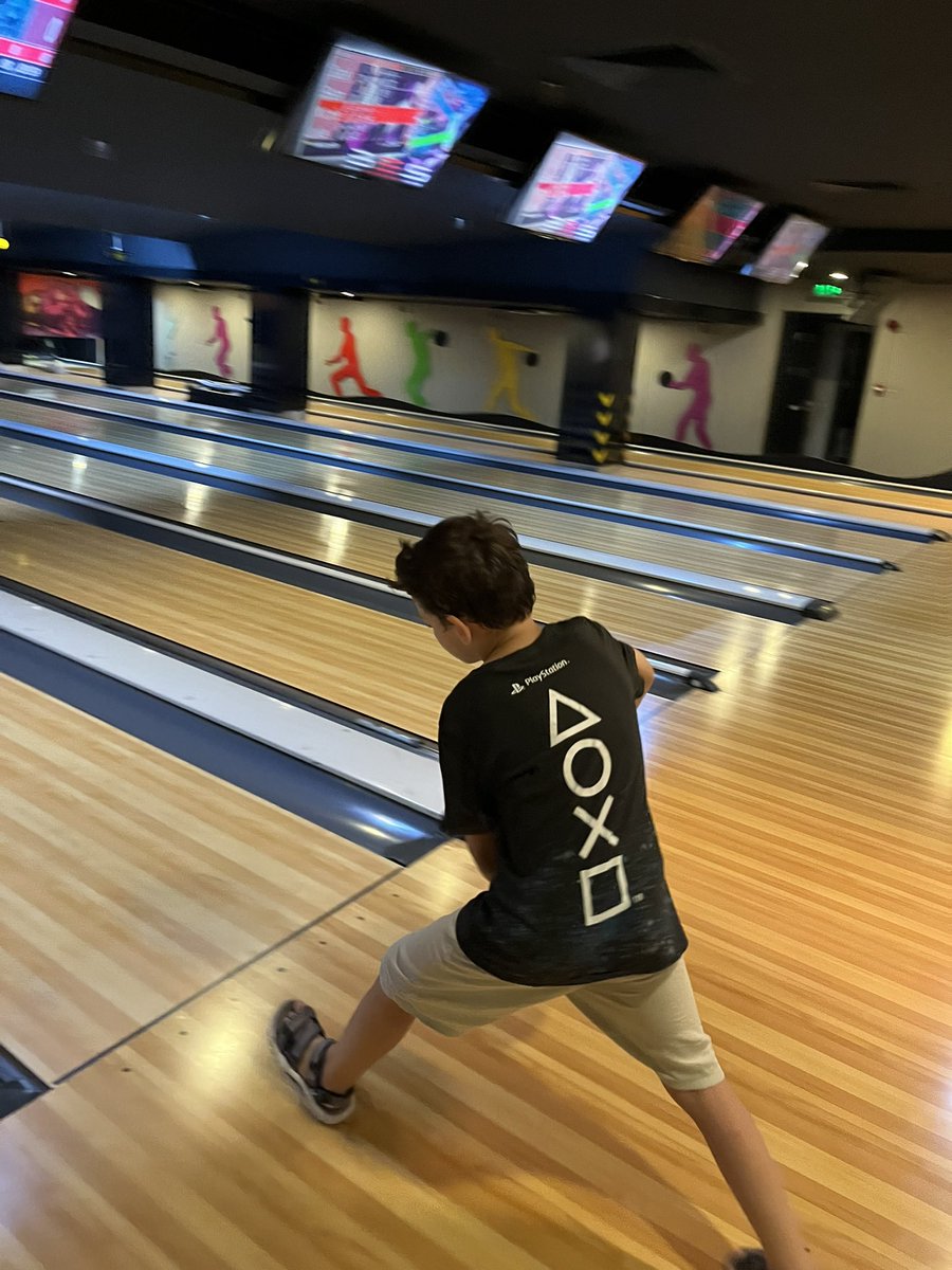 Alp -ilk yeğenim, 9y- ile yemeğe çıktık, apendektomi nedir videolarla anlattı biraz, bovlingde top ağırlık merkezine göre seçilmeliymiş. Bakteri ve virüslere küçükken mikrop diyormuş, hepsinin adı varmış. Acayip interdisipliner bir akşamdı, huzurla verilerime dönebilirim. 🍒