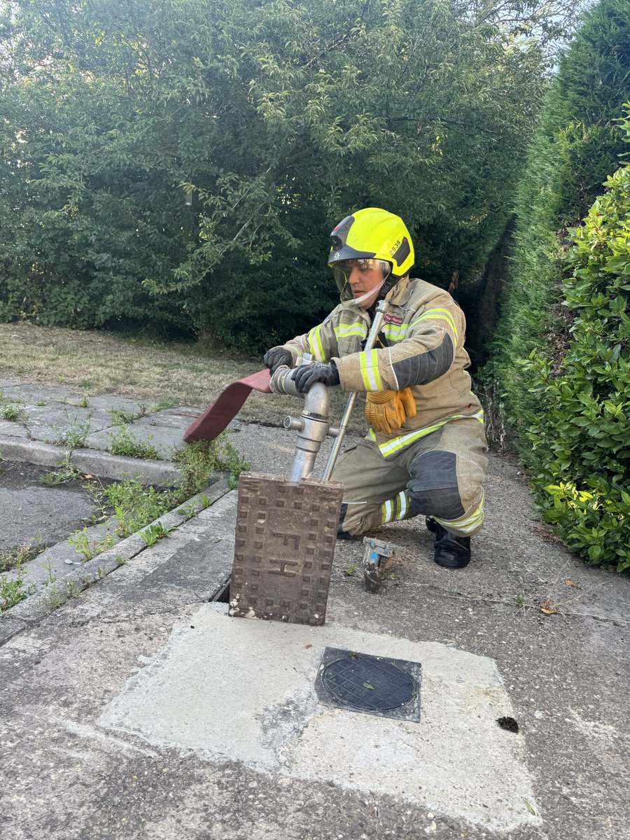 NottsFireOnCall's tweet photo. Why do we test fire hydrants? 💦🚒

✅ Check water flow &amp; pressure
✅ Spot damage or blockages
✅ Make sure we’re ready for emergencies

If you see water in the street, don’t worry — it’s just us making sure we can protect YOU. 🔥

#FireSafety #HydrantTesting #FireDept https://t.co/c27hDT9mgt