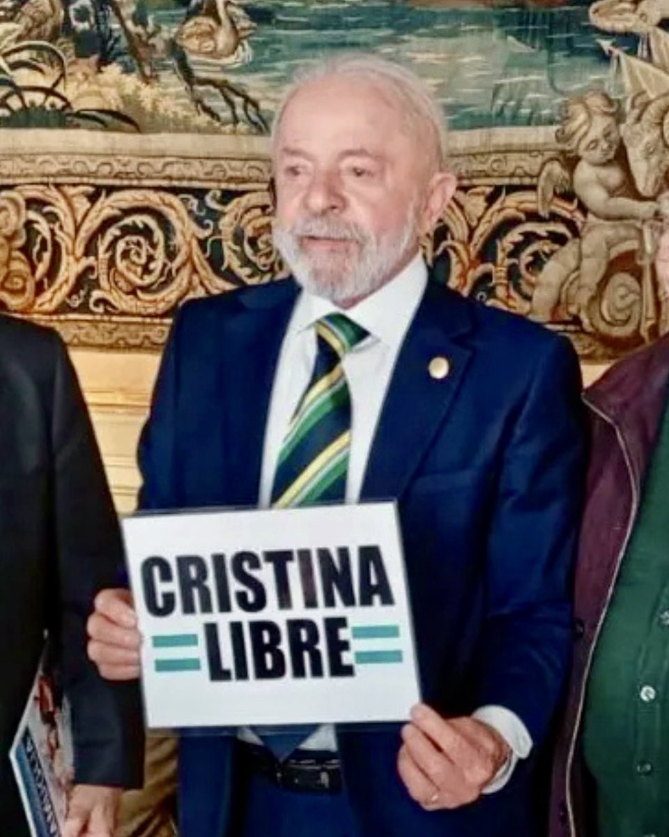 TerezaCrisMS's tweet image. Lula critica Trump por apoiar Bolsonaro, que ainda se defende na Justiça, e alega "interferência norte-americana nos assuntos internos".
Mas há poucos dias, Lula posava com cartaz "Cristina Libre" defendendo uma condenada por corrupção na Argentina.
Quando convém, interferir é…