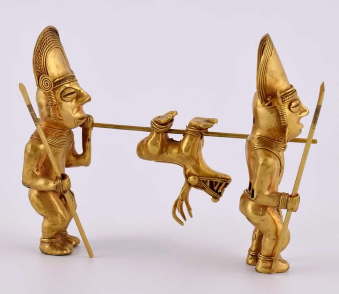 zuventures's tweet image. Gold figurine of two hunters and an animal on a pole.
Colombia, 300-1600 AD