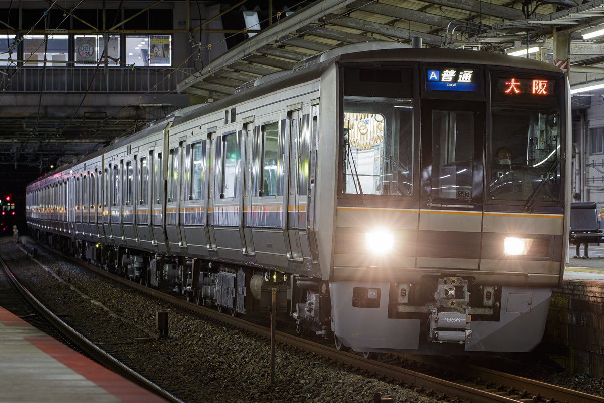7/7 533C
207系H13+S47編成
検査で運番が撤去され室内灯がLEDに交換されました
相変わらずの貫通扉修繕😩