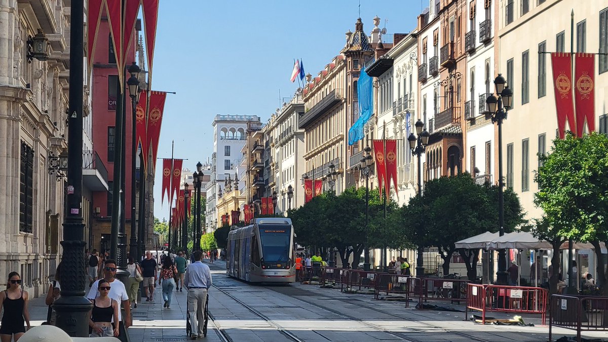 Chieftain_armor's tweet image. Ok, this is clever. To avoid 'polluting' the scenic streets, their streetcars (at least downtown) run on battery, and they do a quick battery boost by raising the pantograph to a hard bar at stops.