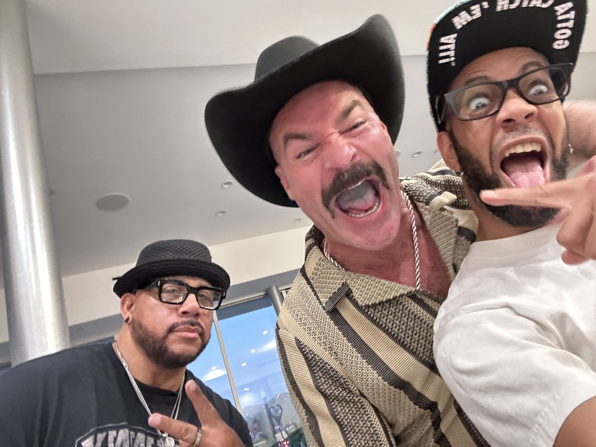Rare sighting: <a href="/EliteTalentDir/">Elite Talent Direct</a> <a href="/mrstudshit/">Charles Dera</a> &amp; <a href="/tofu916/">Tofu, the Director</a>! 🤘