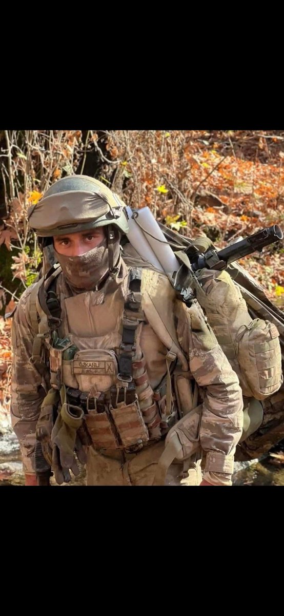 Evrenimek18's tweet image. TV seyrettiginiz kahramalara benzemez bu gerçek bir kahraman çünkü asker maaşıyla yetimlere babalık yapan bir kahraman Tüm şehitlerimizin ruhları şad olsun...