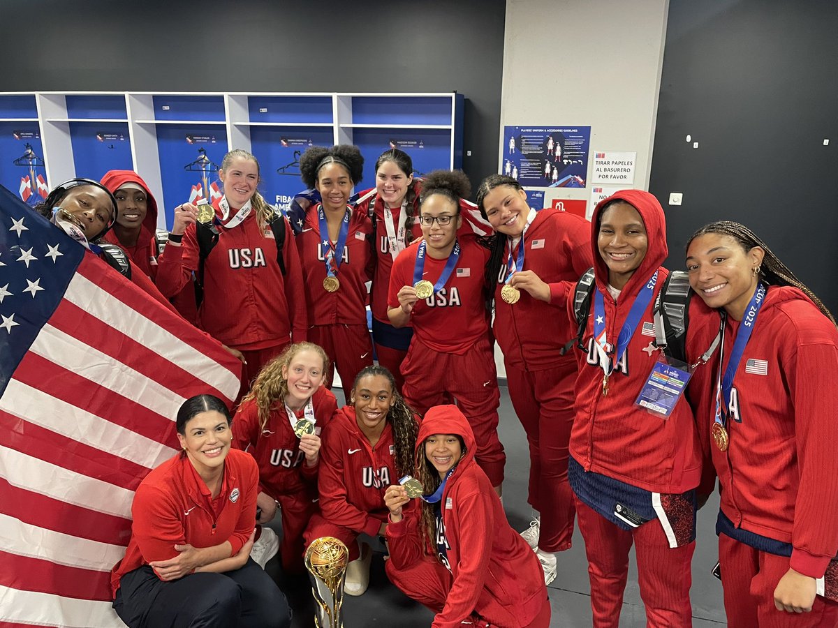 SoonersCoachJB's tweet image. Wow @usabasketball !! Wow!!
What an AMAZING few weeks!! I have immense gratitude for these players, coaches, staff and parents!! What an unforgettable ride!!
These women worked, learned and grew TOGETHER!! Keep shining!! Love you all!! ❤️🤍💙