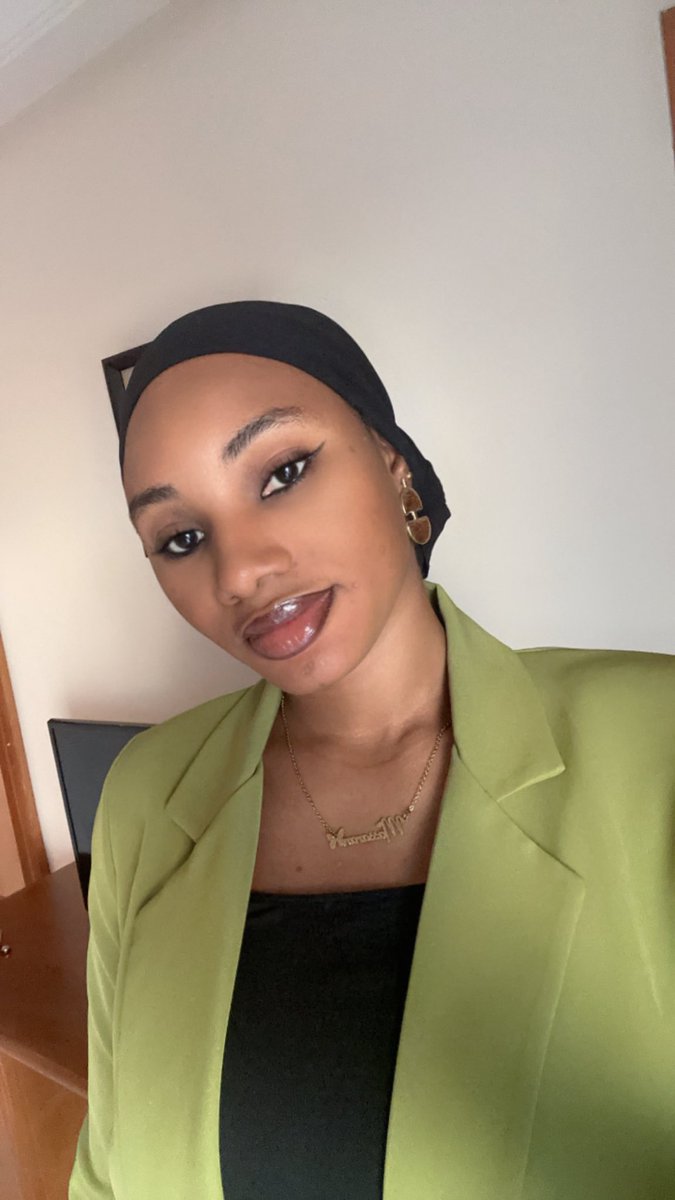 Il y a quelques jours, j’ai perdu mon ancien compte Facebook. Des années de partages, de souvenirs, d’échanges et de travail envolés. 

Au début, j’ai eu envie de tout arrêter. Puis je me suis souvenue pourquoi j’avais commencé.

Aujourd’hui, je recommence. Plus vraie. Plus