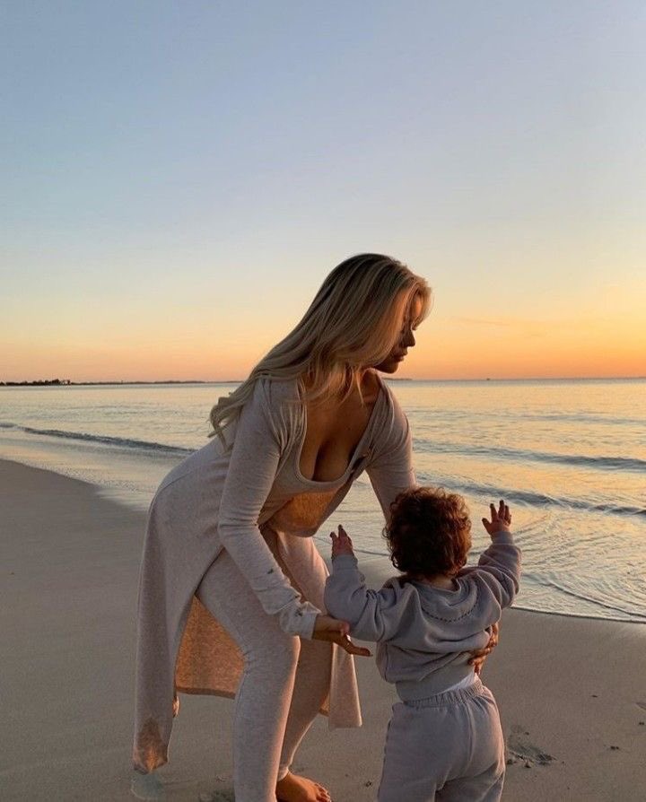 aria and little amo enjoying the sunset at the beach 

📸 luca vitiello