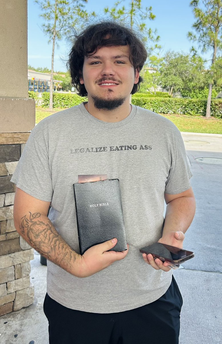 SolaScriptura98's tweet image. My two featured Bible recipients are Christian and Nick: Despite Christian’s disgusting T shirt he was as enthusiastic as any unbeliever I’ve ever met. While his gf rolled up her window on me, Christian lapped it up and wanted a Bible. Plz pray for his and her souls.
Nick is a…