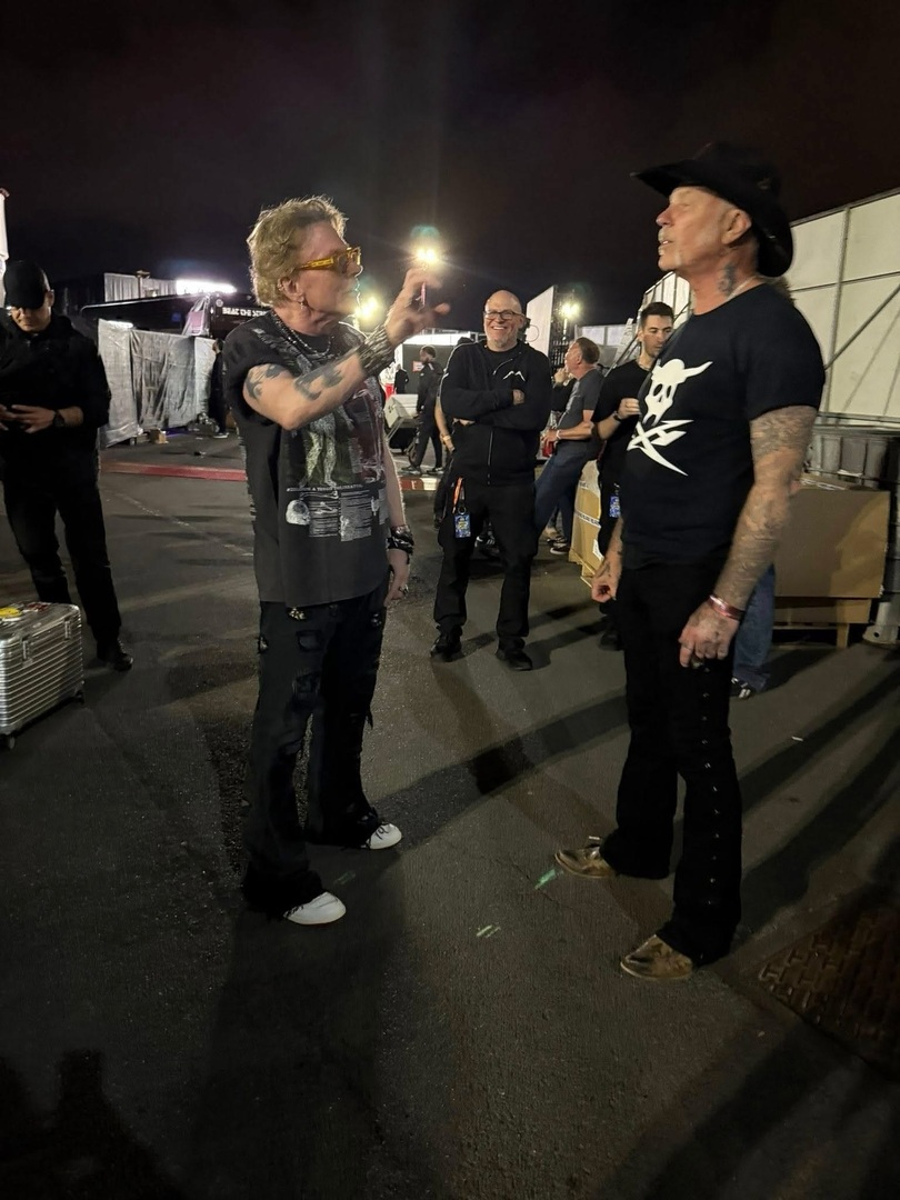 🤩 Axl Rose y James Hetfield platicando previo a su participación en Back To The Beginning
