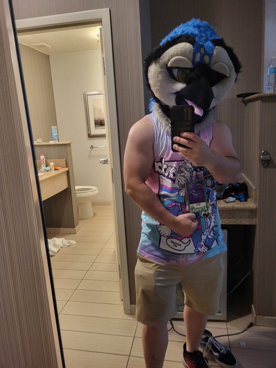 I tried on a bird suit, I think it fits me well :&gt;

Thank you <a href="/AzulTheBird/">AzulyTheBirdy</a> for letting me try it!