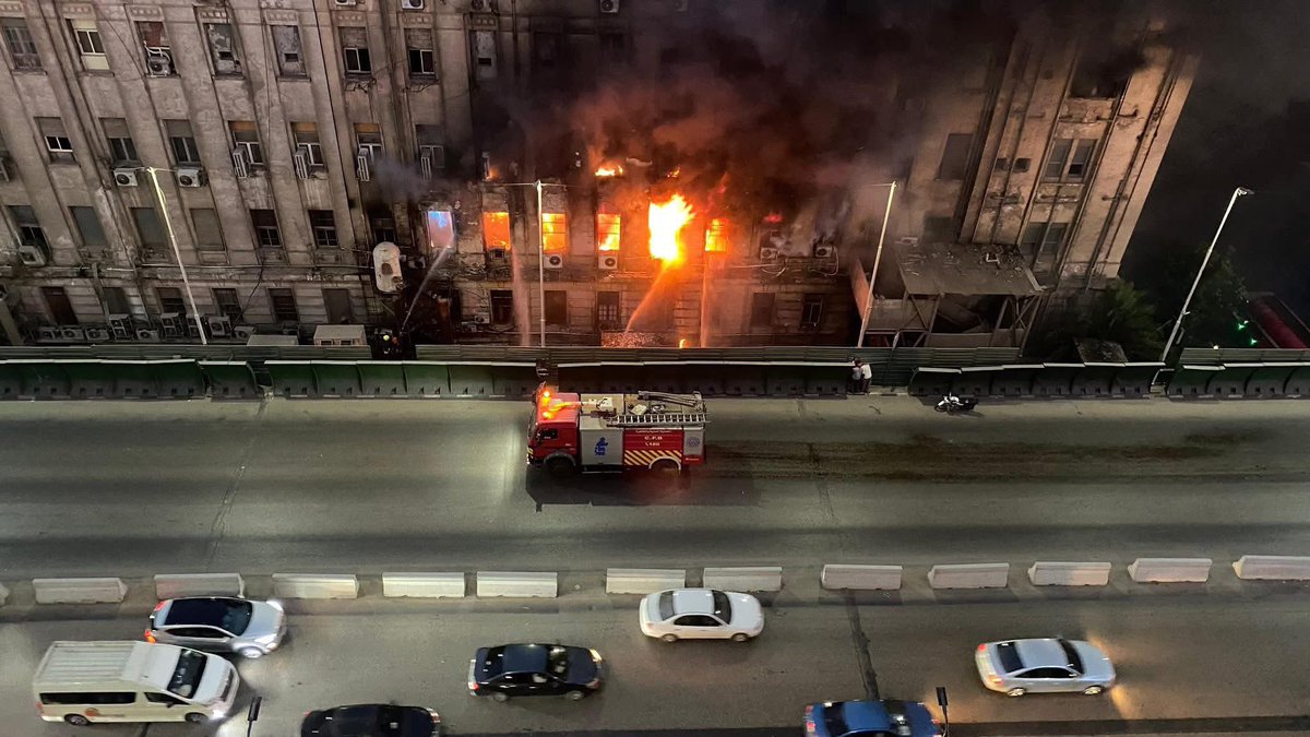 حريق سنترال رمسيس يصيب الجمهورية بالشلل الرقمي شبه الكامل

في لحظات، تحولت سحابة دخان كثيف فوق وسط القاهرة إلى شلل رقمي شبه كامل، بعد حريق اندلع في سنترال رمسيس، العصب الرئيسي لشبكة الاتصالات في مصر.

ماذا حدث بالضبط؟

الحدث: اندلع حريق بالطابق السابع من مبنى سنترال رمسيس، مما