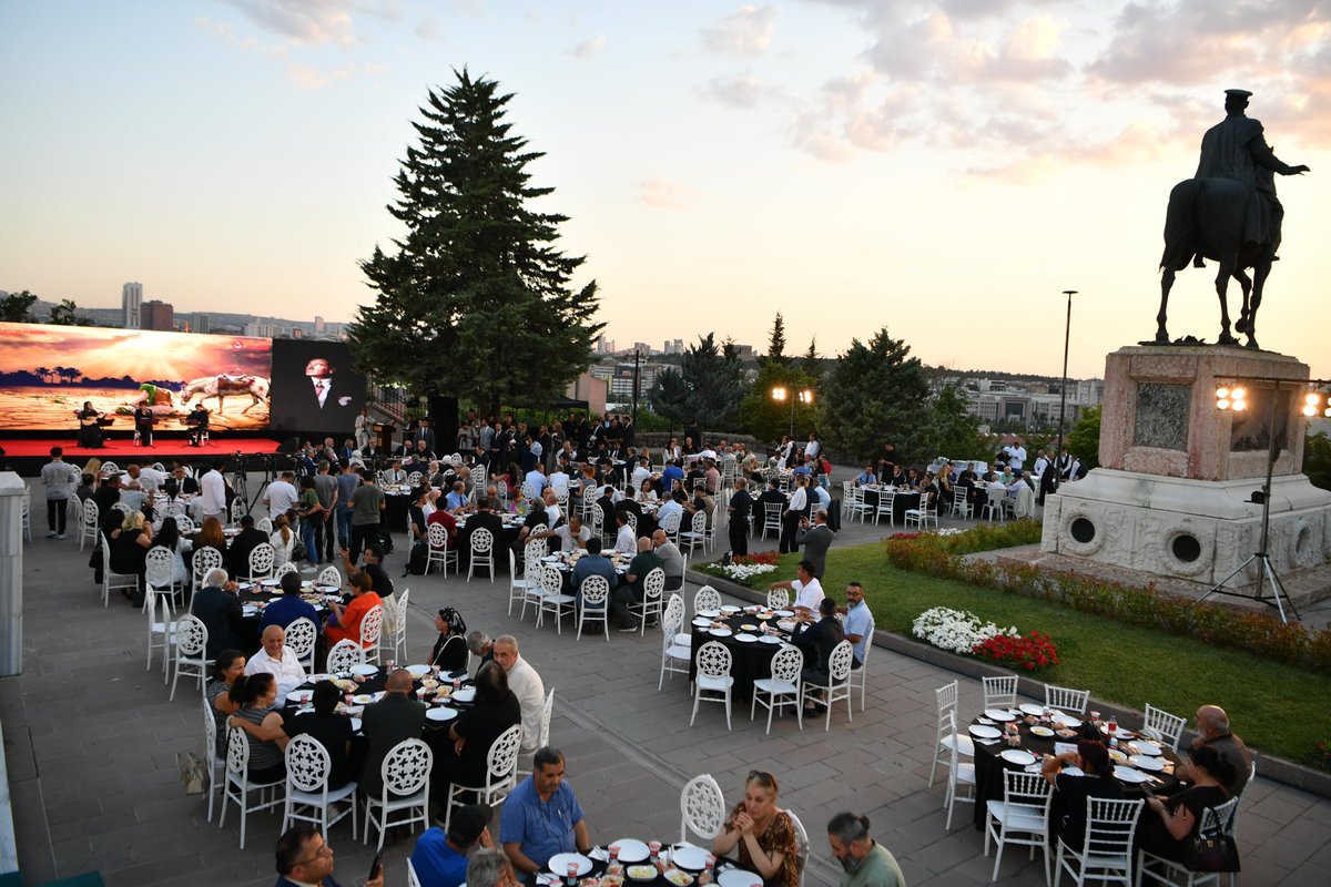 Muharrem ayı vesilesiyle, Ankara Alevi Birlik Grubu tarafından düzenlenen Yas-ı Matem Oruç Açma programına katıldık.

Hz. Hüseyin Efendimiz ve Kerbelâ şehitlerini bir kez daha rahmetle anıyor, tutulan oruçların ve edilen duaların Yüce Allah katında kabul olmasını niyaz ediyorum.