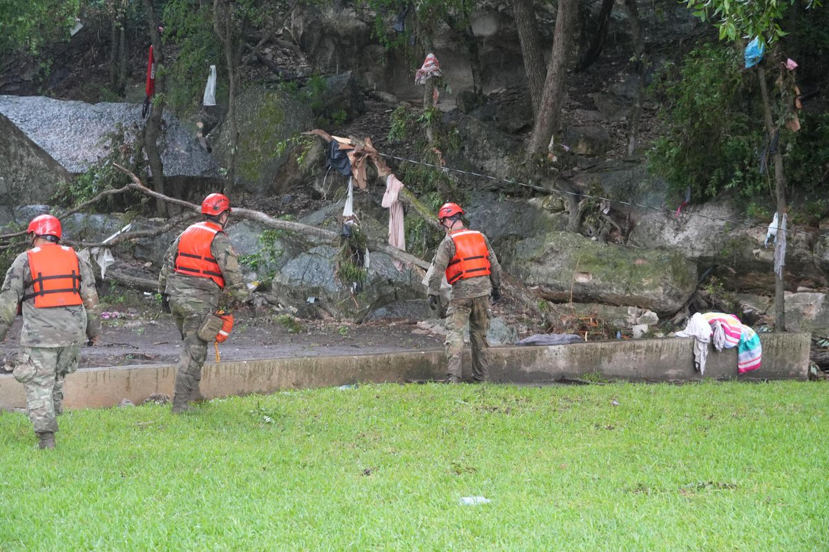 TXMilitary's tweet image. TMD service members are working around the clock to remove large pieces of debris and safely clear roadways while conducting search and rescue operations.