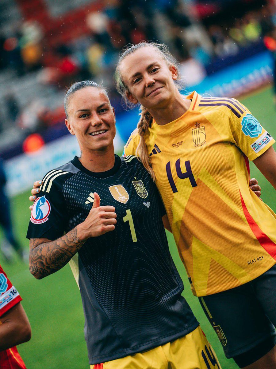 Sevilla FC Femenino (@sevillafc_fem) on Twitter photo ⚒️ Rivales en la Euro / Nuevas compañeras de equipo 🙌 
Intercambjo de camisetas 🔁😬 Jassina & Sulli 🫶
#SevillaFCFem #LigaFMoeve #WEURO2025 #WeareSevilla ⚒️ Rivales en la Euro / Nuevas compañeras de equipo 🙌 
Intercambjo de camisetas 🔁😬 Jassina & Sulli 🫶
#SevillaFCFem #LigaFMoeve #WEURO2025 #WeareSevilla