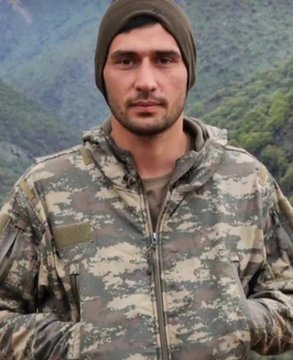 ismail_halis's tweet photo. Son cümle 
İlk cümle
 
Efendimiz
Hazreti Muhammed Mustafa Sallellahu Aleyhi Vesellem

Özkanımızı
Özkanını 
Nasıl karşılamıştır değil mi cennette şimdi, cephe arkadaşları ile onu ...

Düşünsenize 

Saatlerden bu tarafa

Farklı ideoloji, siyasi hareket, kültür çevresi, ekonomik imkanlara sahip, milyonluk, yüzlerce binlik hesaplar da, bir kaç yüz arkadaşı olan öğrenci hesapları da, kurumlar da 

Binlerce kişi

Efendimizin emaneti olan yetimlere yoldaşlık eden bir yetim şehit olan Özkan'ın emaneti için 
Yetimler için 

Emanetin bizde Özkan diyor

Son cümle ..

Efendimiz
Hazreti Muhammed Mustafa Sallellahu Aleyhi Vesellem

Özkanımızı
Özkanını 
Nasıl karşılamıştır değil mi cennette şimdi, cephe arkadaşları ile onu