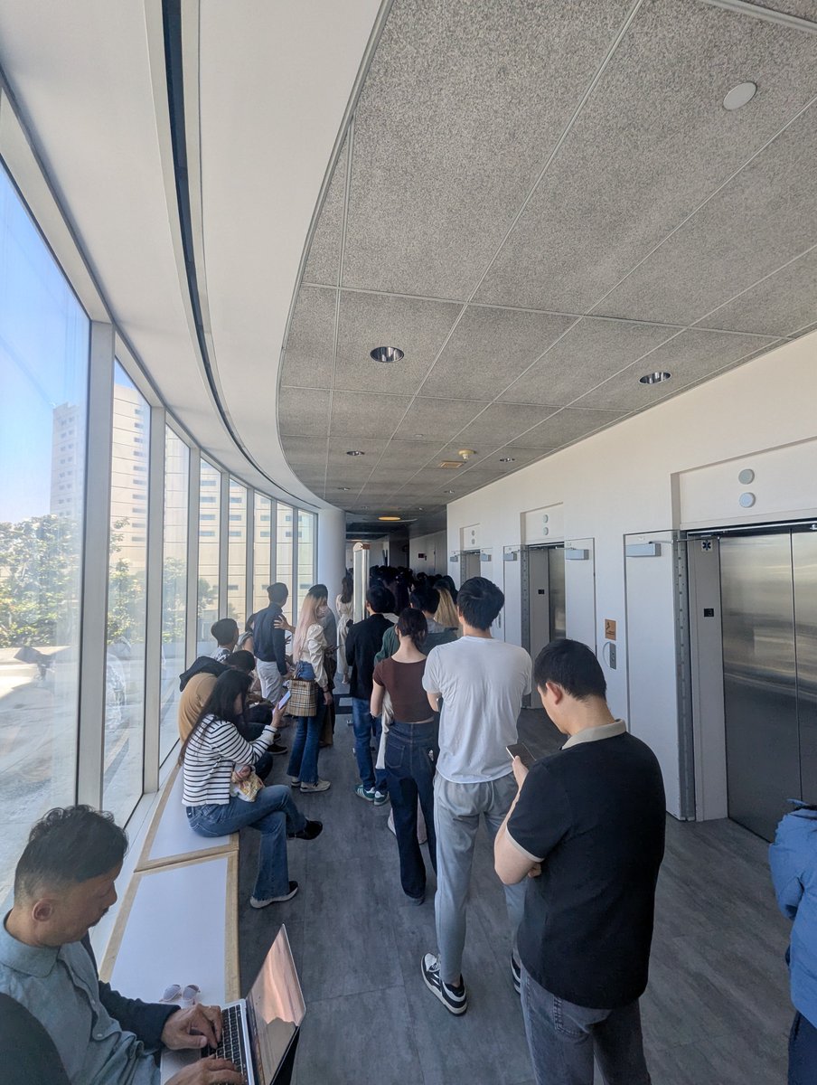 来看陈立人听证会的人把走廊塞满了🫠
法警说人太多，大部分人都进不去