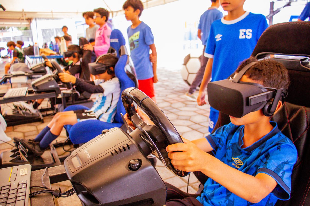 ¡La Fórmula 1 llegó al Soccer Camp!  🔥
Los niños y niñas vivieron la emoción de las grandes carreras al ponerse frente al volante en simuladores de realidad virtual de F1, y sentirse como verdaderos pilotos. ¡Una experiencia llena de adrenalina y diversión!

📞 Aún puedes
