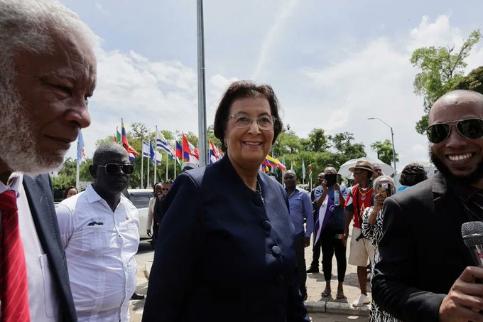 Extiendo cálidas felicitaciones a Jennifer Geerlings-Simons, primera mujer en ser electa Presidenta de #Surinam.

Reitero la voluntad de #Cuba de continuar profundizando las relaciones de amistad, solidaridad y cooperación entre nuestros pueblos y gobiernos.