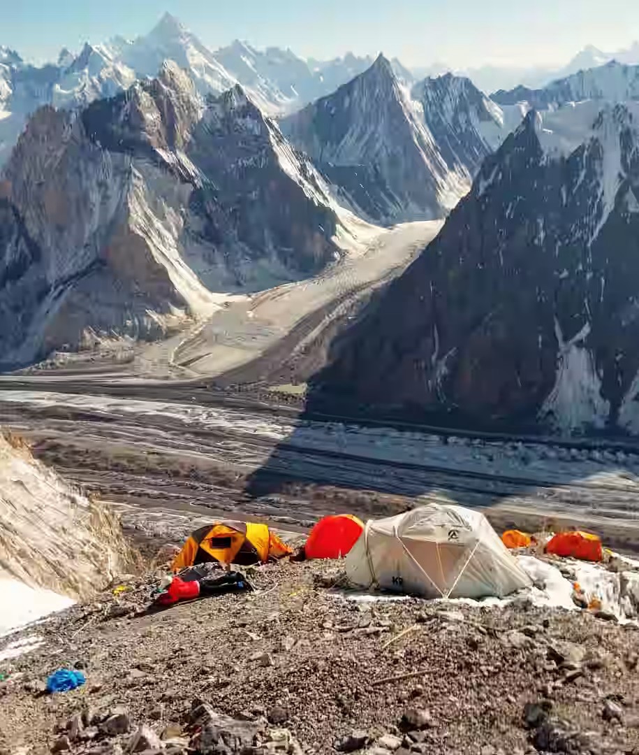INCREDIBLE HEAT IN KARAKORAM! 🥵🔥

8,000ers of that region are drier than ever: no snow on K2 Camp 2 at 6200 m asl! 😧

All time temp. record broken in Gilgit-Baltitstan with 40°C at 2300 m and 49°C at 1200 m asl ! 😱
explorersweb.com/pakistan-is-an…

📷lukasz Supergan / IG (K2 C2)
