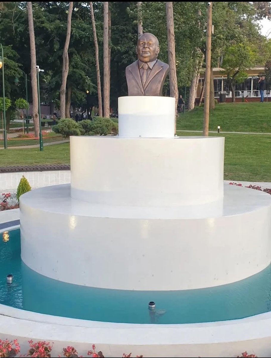 Au ljudi jeste li videli džinovaku tortu sa Palminom figuricom u Jagodini? (Memorijalni Palma-park)