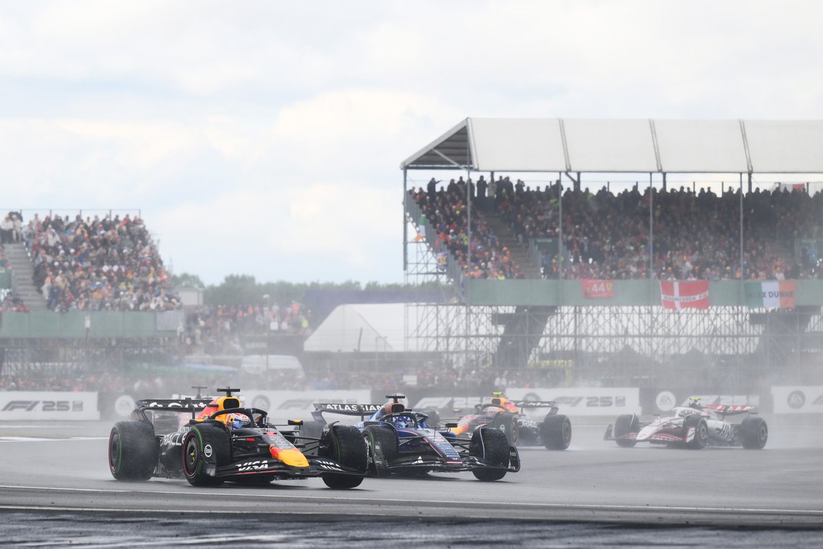 Max Verstappen doesn't think Oscar Piastri moment led to #BritishGP spin, as he feels team did everything right with strategy.

Both he and Christian Horner highlight how the weather caught them out with the rear wing:

formularapida.net/en/verstappen-… #F1