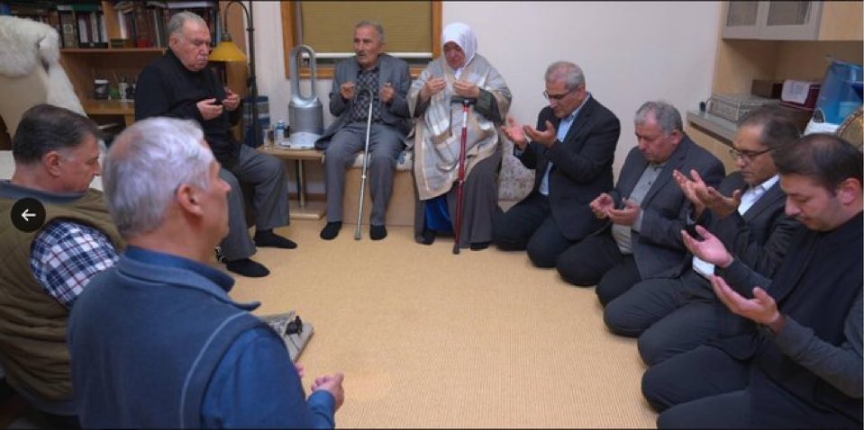 Bu anda tiyatro oynanirken, Adem Kalac baska vasiyet yok derken; Kendinizi enayi yerine konulmus hissetmedinizmi? 

Buna getirebileceginiz aciklama varmi? 

Mesih Gulen’i elestirmek icin can atiyor gibi gozukuyorsunuz ama baskalarinin en buyuk fiyaskolarinda sessiz bi sekilde
