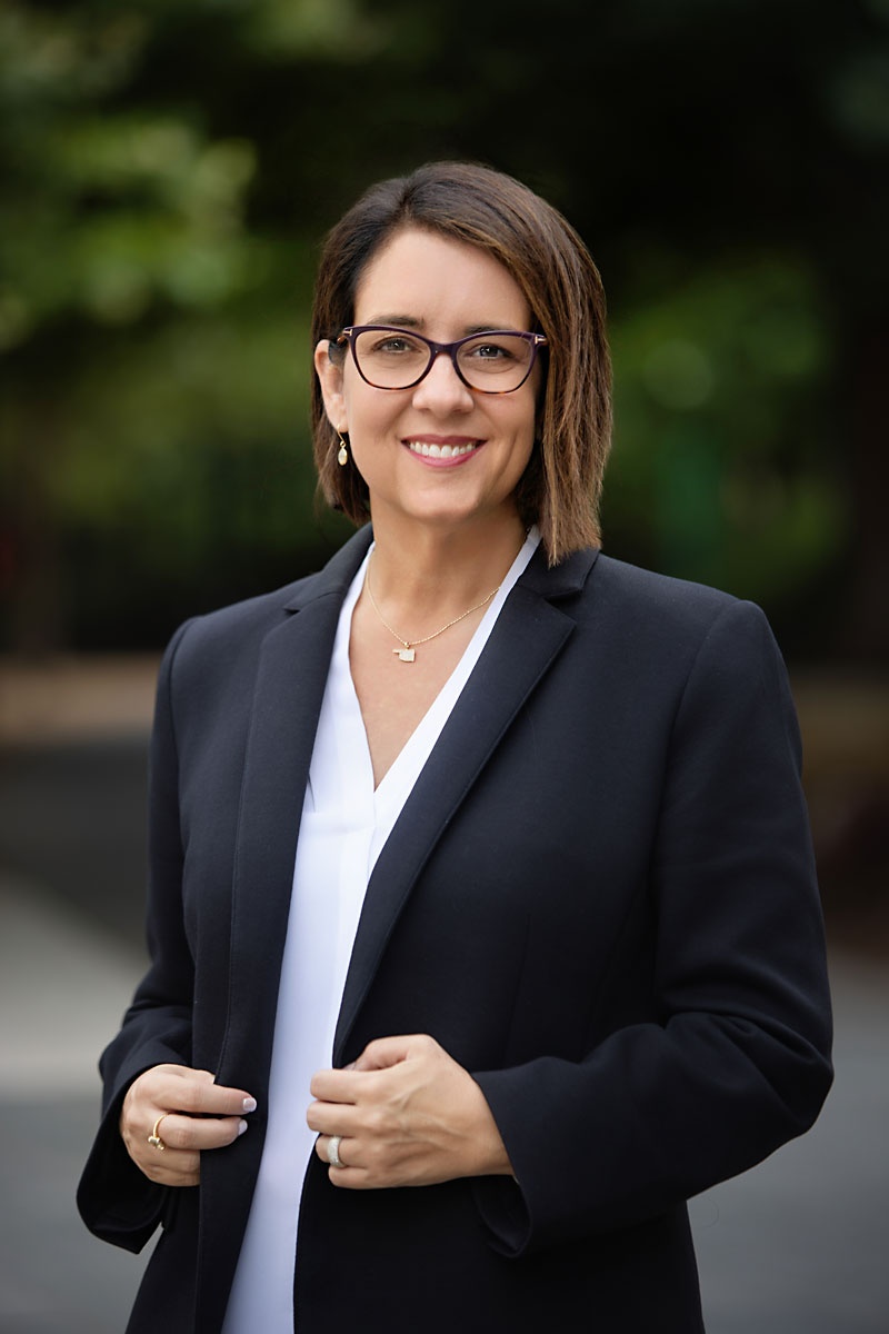Love these updated business portraits that we created with Jessica, CEO of ARELLO. With the weather warming up, mornings can be a good time for outdoor headshots, and the Myriad Gardens was our background of choice for these.