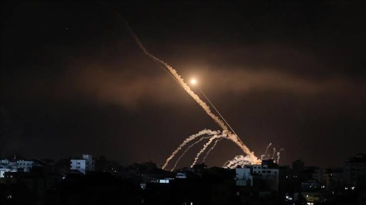 A_M_R_M1's tweet image. 🚨 Urgent: Al-Qassam Brigades have just launched a rocket barrage from northern Gaza toward the Gaza envelope.
