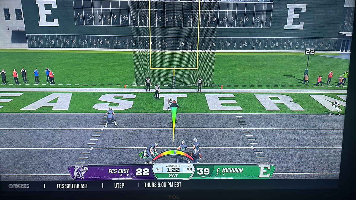 _roachclip's tweet image. TWICE??? IN THE SAME GAME!?!? AND IT GIVES THEM THE EXTRA POINT!!! @EASPORTSCollege