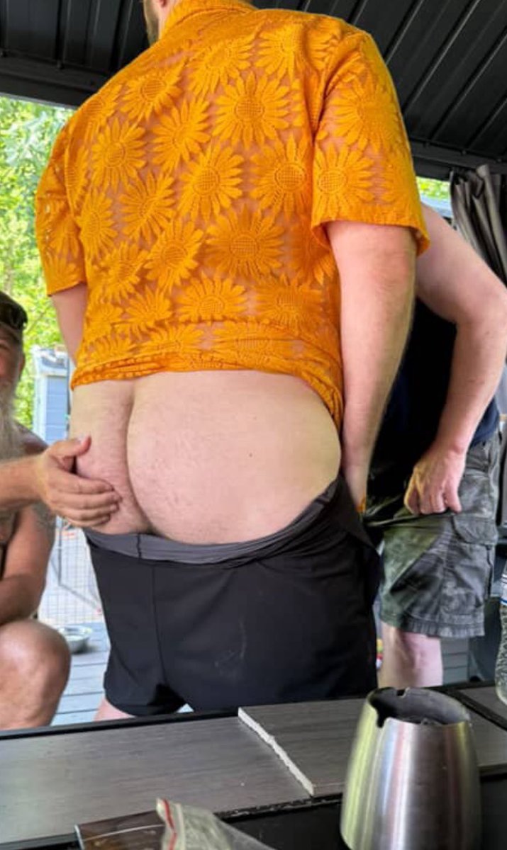 Every butt deserves Daddy pats 😛