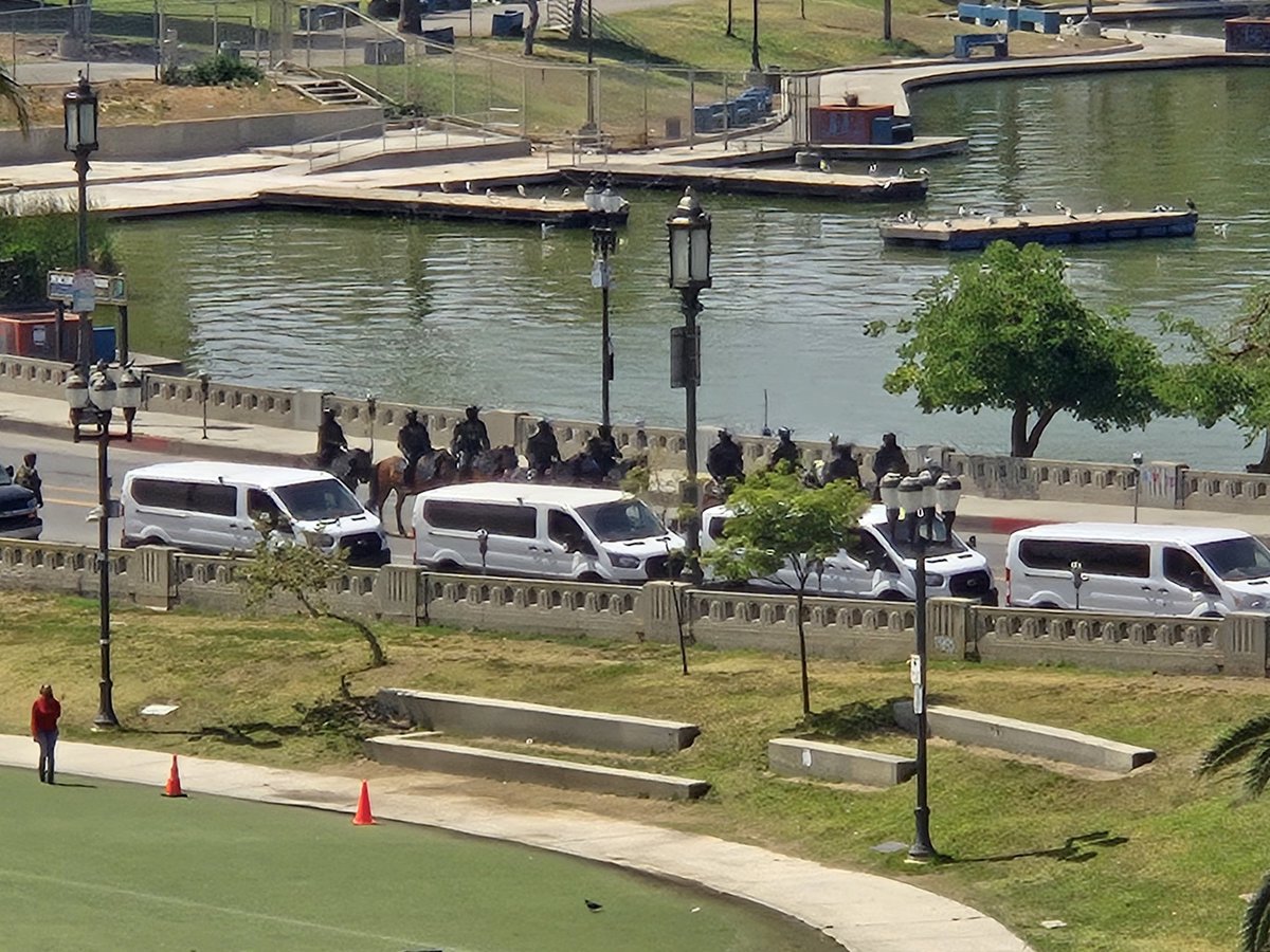 Esta mañana se registró presencia de agencias federales en #MacArthurPark, frente a <a href="/ConsulMexLan/">Consulado General De México en Los Ángeles</a>. Informamos de inmediato a nuestros usuarios y se les permitió permanecer dentro del #Consulado, que es inviolable conforme a la #ConvenciónDeViena. No hay registro de 🇲🇽 detenidos.