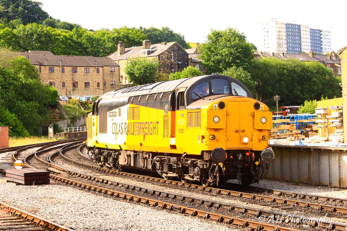 andrew_herny's tweet image. The superb @WorthValley Diesel Gala also saw the attendance of both @LoramUK 37508 in BR Railfreight grey and @ColasRailUK 37057 'Barbara Arbon', pictured here in Haworth Top Field and shunting at Keighley Station. A stunning pair of Class 37s! #KWVR #Class37 #DieselGala #Tractor