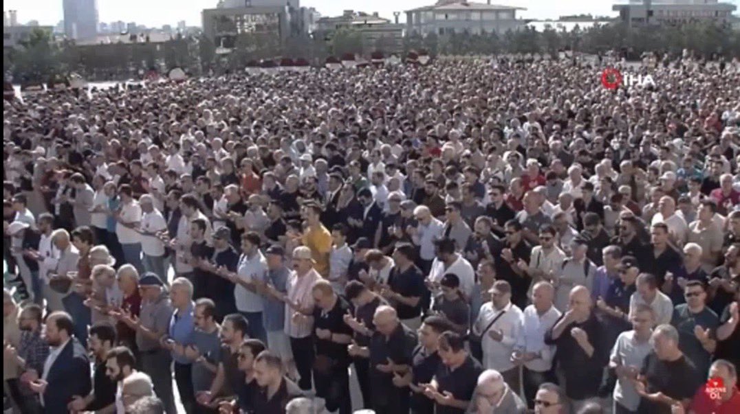 Rahmetli Nihat Genç’in cenazesi Başbakanlık, Cumhurbaşkanlığı yapmış en büyük siyasi parti genel başkanı ve liderlerimizin cenaze 
namazı kalabalığında
Cenaze kalabalığını gördükten sonra çok düşündüm. Bu çapta bir cenaze katılımının sebebi ne olabilir diye. 

Çünkü Nihat bir