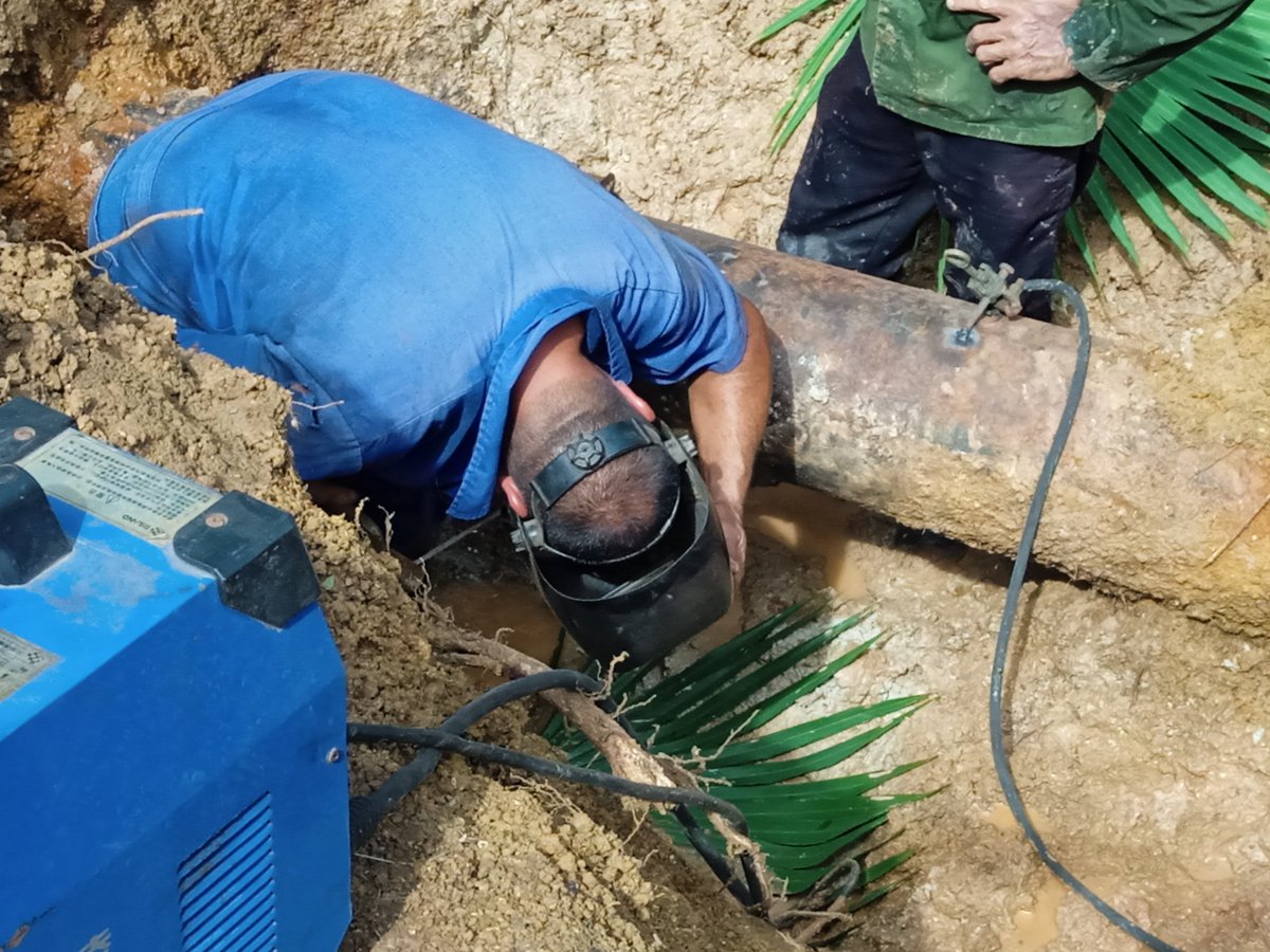 Continúan las labores en función de dar solución a la rotura de la conductora principal de #LaSierpe. En estos momentos se trabaja en la soldadura del tubo. 
La tropa de Acueducto siguen guapos y fajaos.
#SanctiSpíritusEnMarcha