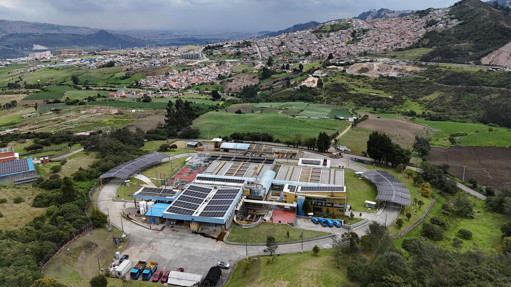 Andesco1's tweet photo. #CreandoProgreso | El @AcueductoBogota inauguró su primer sistema de energía fotovoltaica a gran escala.
El sistema, que tuvo un costo aproximado de $6.750 millones y un tiempo de obra de 15 meses, consta de 1.600 paneles solares y una capacidad de 850 kw, que cubrirá la demanda energética de la Planta de Tratamiento de Agua Potable (PTAP) El Dorado y mitigará la emisión de aproximadamente mil toneladas de CO2 al año. Además, garantizará el abastecimiento de agua potable para más de 415.000 habitantes de la localidad de Usme.