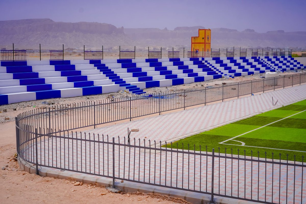 قبل 5 أشهر وأثناء دخول محافظ شبوة عوض بن الوزير إلى ملعب الخليفي لحضور إحدى المباريات، طلب منه أحد المواطنين بناء مدرجات للملعب. فكان رد المحافظ بكل بساطة: "على خشمي".
واليوم، يُنفذ الوعد على أرض الواقع.