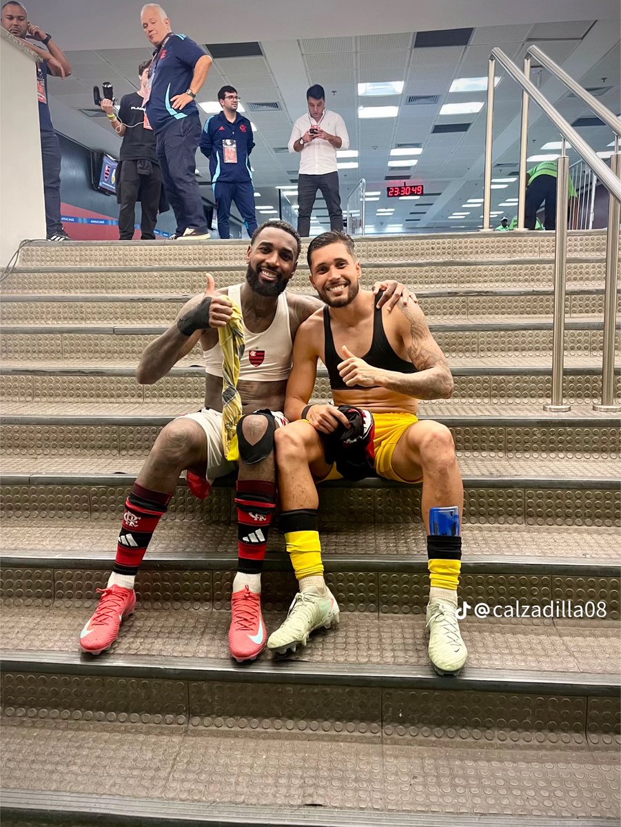 tachiraposting's tweet image. “ Me estaba dirigiendo al
camerino cuando lo veo sentado en las escaleras, un ídolo para mí ( risas ) no me pude contener a tomarme una foto con él”
Dijo el Volante Gerson de flamengo cuando le preguntaron por esta foto con Carlos calzadilla.
