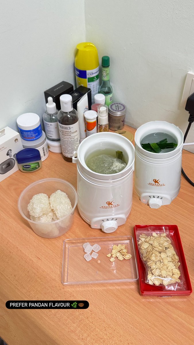 大半夜炖燕窝🤣还得炖多几小时，把胶质都炖出来 
外面市场卖的很多都不纯，胶质感不足 也缺乏 纯燕窝本身的蛋白质味道😋 纯燕窝炖的时候会散发很香的蛋白质味道