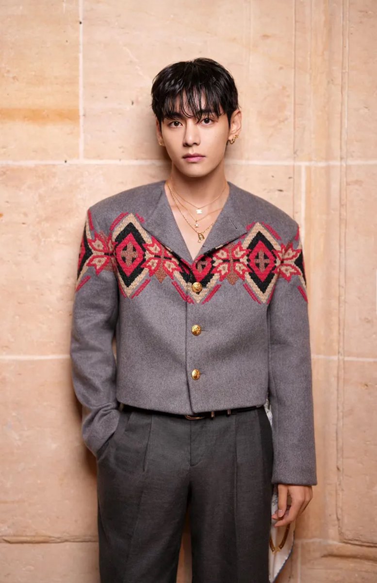 eternalkth's tweet photo. @VogueFrance Elegance, class, perfection ✨

#VxCelineFashionShow
#TAEHYUNGxCELINE
#TaehyungInParis https://t.co/BrXi8BSERY