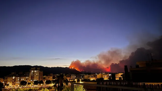 CatalunyaRadio's tweet photo. #ÚltimaHora L'incendi de Paüls, complicat pel vent, obliga a evacuar 50 persones a Alfara de Carles
https://t.co/y7ZFyS8JnD https://t.co/MoJElUMcJi