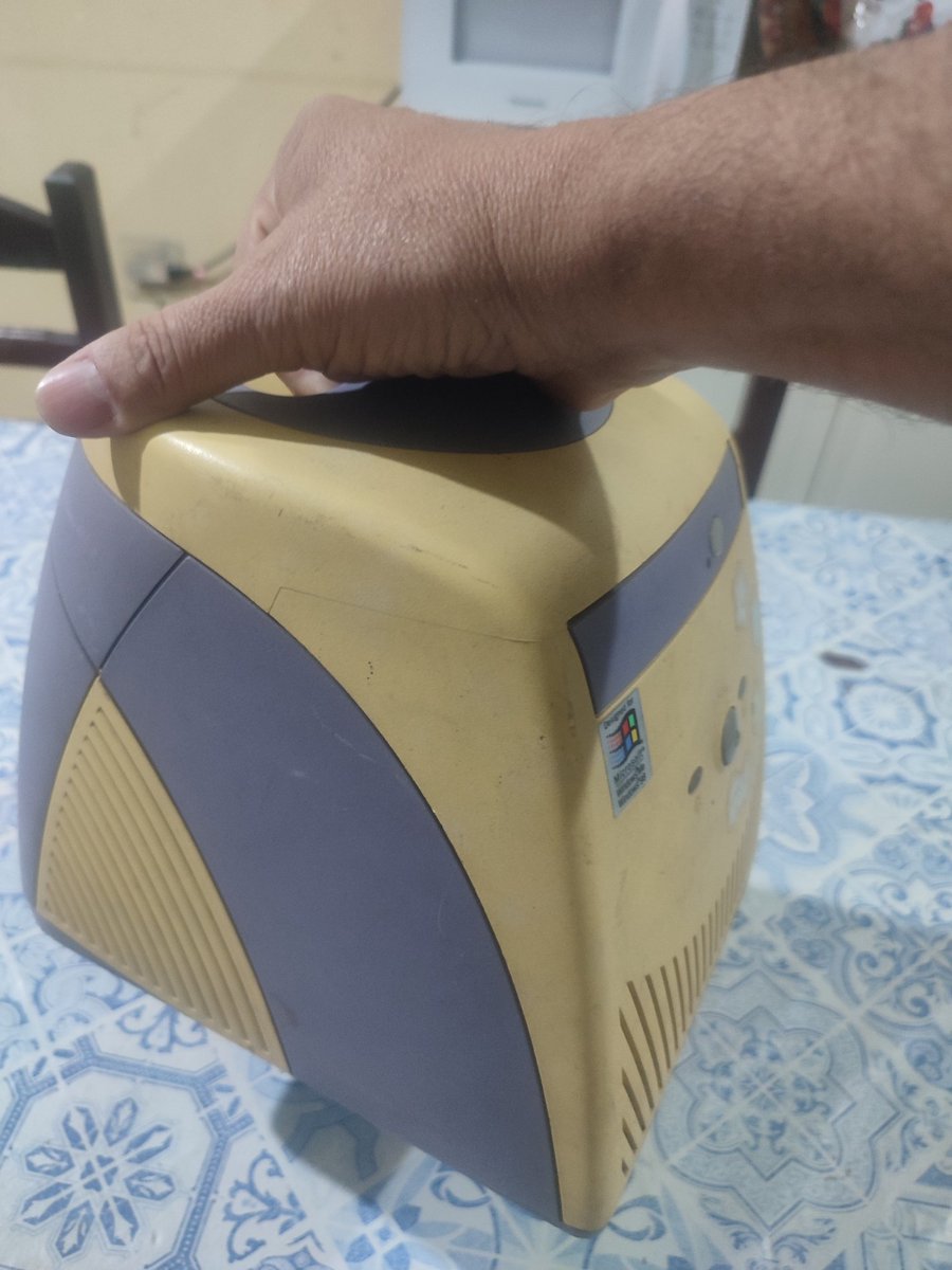 marcosvelasco's tweet photo. Recebemos mais dois itens raros para o nosso acervo:

Calculadora Mr. Hustler, de Taiwan
Computador Daewoo Qrium CD663N da Coréia do Sul.

Vejam mais em:
https://t.co/dKZPJBE5kL

#marcosvelasco #museu #daewoo #qrium https://t.co/5dNEqXdGBA