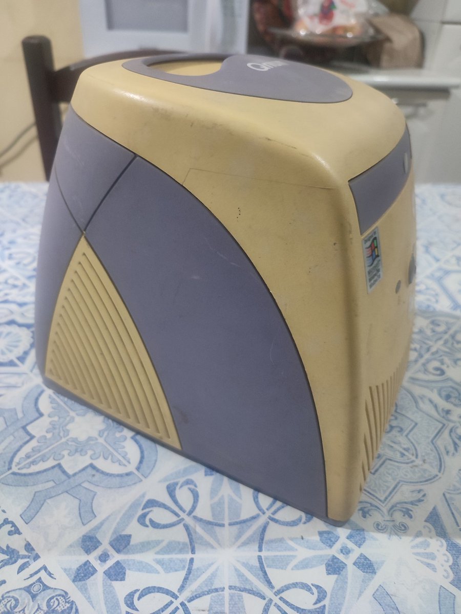 marcosvelasco's tweet photo. Recebemos mais dois itens raros para o nosso acervo:

Calculadora Mr. Hustler, de Taiwan
Computador Daewoo Qrium CD663N da Coréia do Sul.

Vejam mais em:
https://t.co/dKZPJBE5kL

#marcosvelasco #museu #daewoo #qrium https://t.co/5dNEqXdGBA
