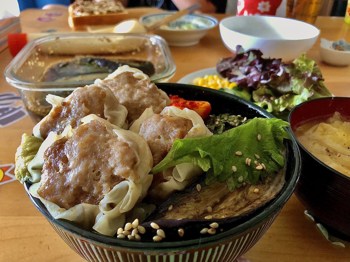 dOq0XW's tweet image. 先月末に焼いた焼売、冷凍しておいたのを温めて、無限茄子、にんにくキムチと一緒に食べました。

焼売が気持ちよさそうに日光浴してましたが、このあと美味しくいただきました☺️

#おうちごはん