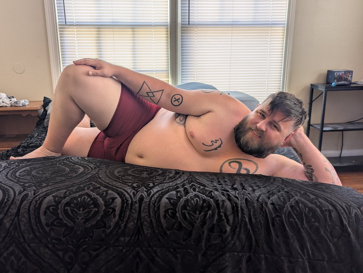 Relaxing in bed
#dadbod #bear #imback