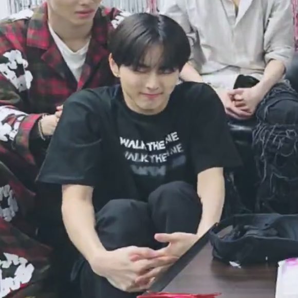 noircatwon's tweet image. i know he smells like baby powder