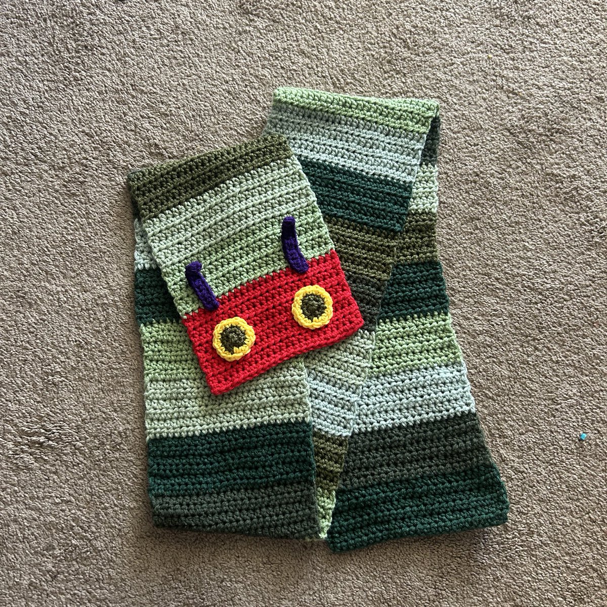 bigoledumb's tweet image. Very hungry bug scarf is now complete