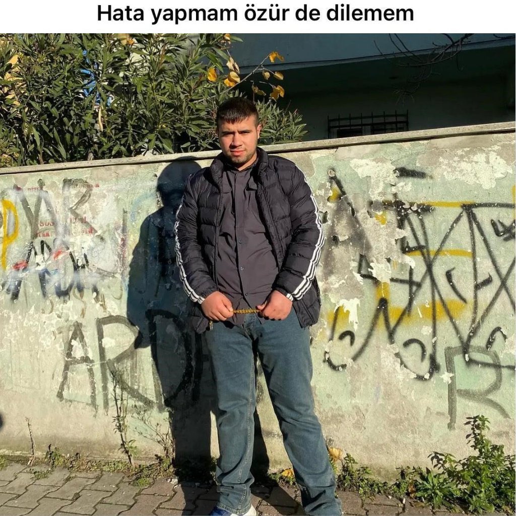 İstanbul'da konuşma ve duyma engelli Ahmet Sanduvaç, telefonunun 19 yaşındaki bir şahıs tarafından çalınması üzerine polise şikayetçi oldu.

- Şahıs, Sanduvaç'ı 'Telefonunu vereceğim.' diyerek çağırdığı arazide üzerine benzin döküp yaktı.
- Şahıs yakalanarak gözaltına alındı.