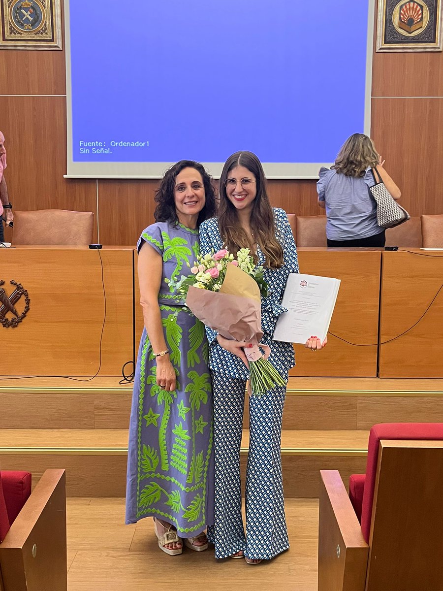 Se incorpora una nueva doctora a la UCO. Muchísimas gracias al tribunal y a quienes me han acompañado hoy. Estoy muy orgullosa del trabajo realizado y de lo bien rodeada que me siento. No sé qué me deparará el próximo capítulo de mi vida, pero espero que sigáis acompañándome.
